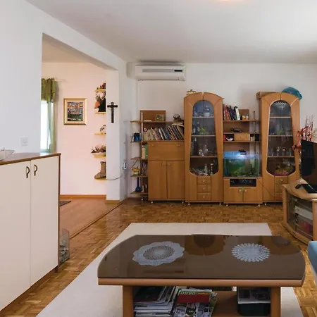 Amazing In W/ 2 Bedrooms *