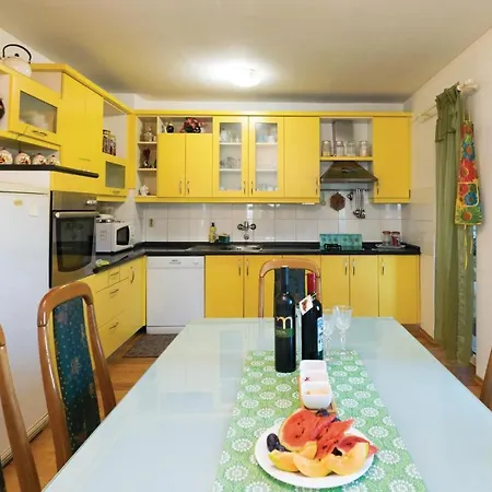Appartamento Amazing In W/ 2 Bedrooms Ražanac